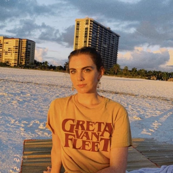 Meet your Posher, Mackenzie - Picture 2 of 3